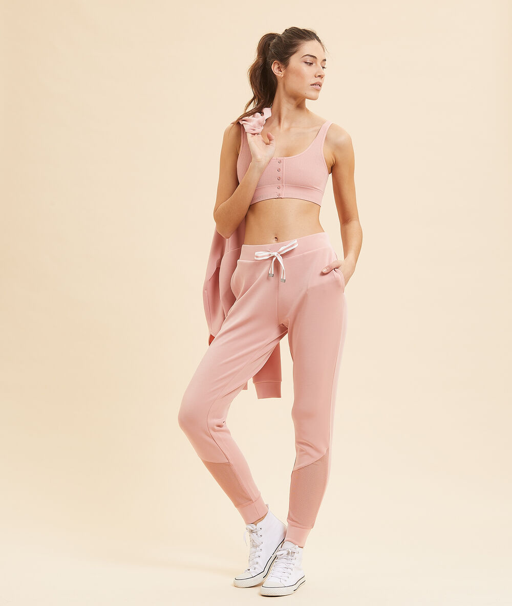 Brassière côtelée rose poudre.