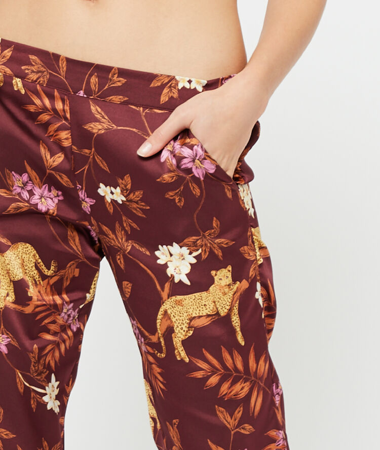 Pantalon imprimé satiné bordeaux grenat.