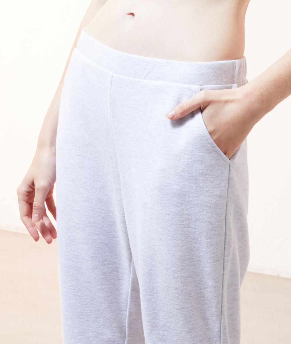 Pantalon de pyjama gris.