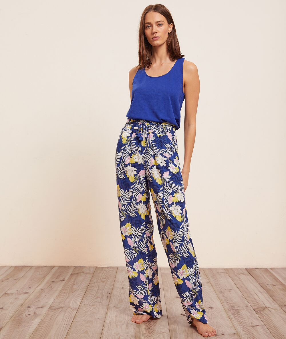 Pantalon de pyjama imprimé bleu.