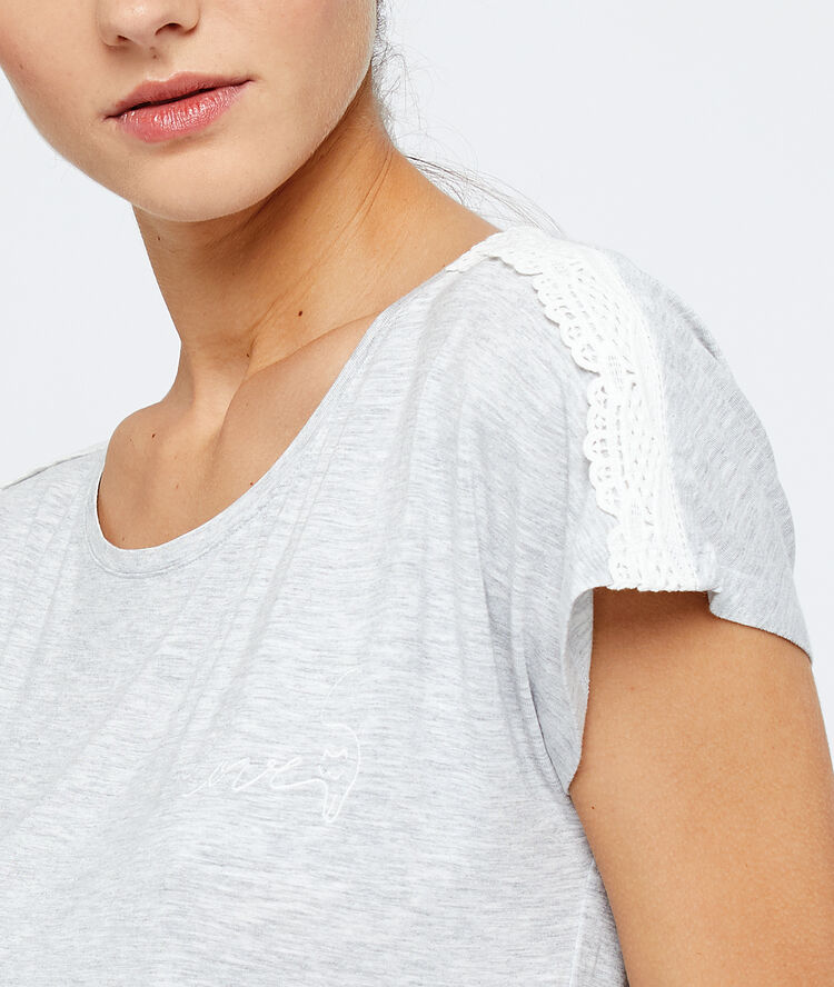 Top gris clair.
