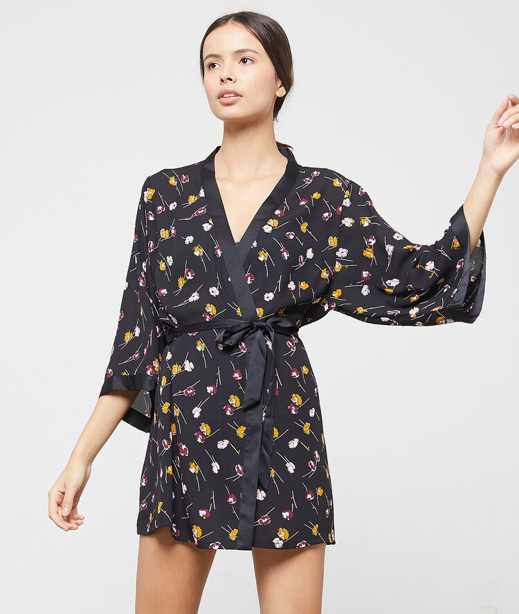 Kimono imprimé fleuri noir.