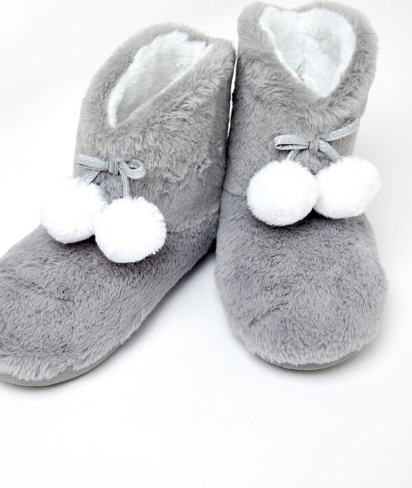 Chaussons bottines fourrées à pompons Chaussons bottines fourrées à pompons