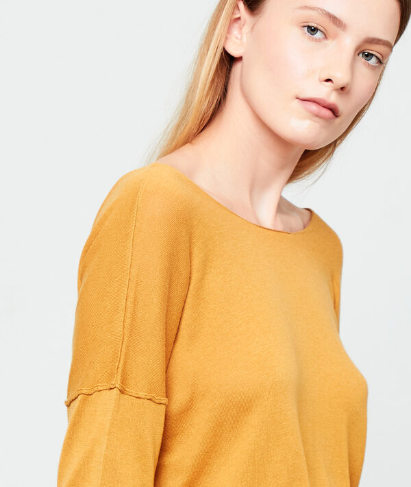 Pull maille fine dos décolleté ocre.