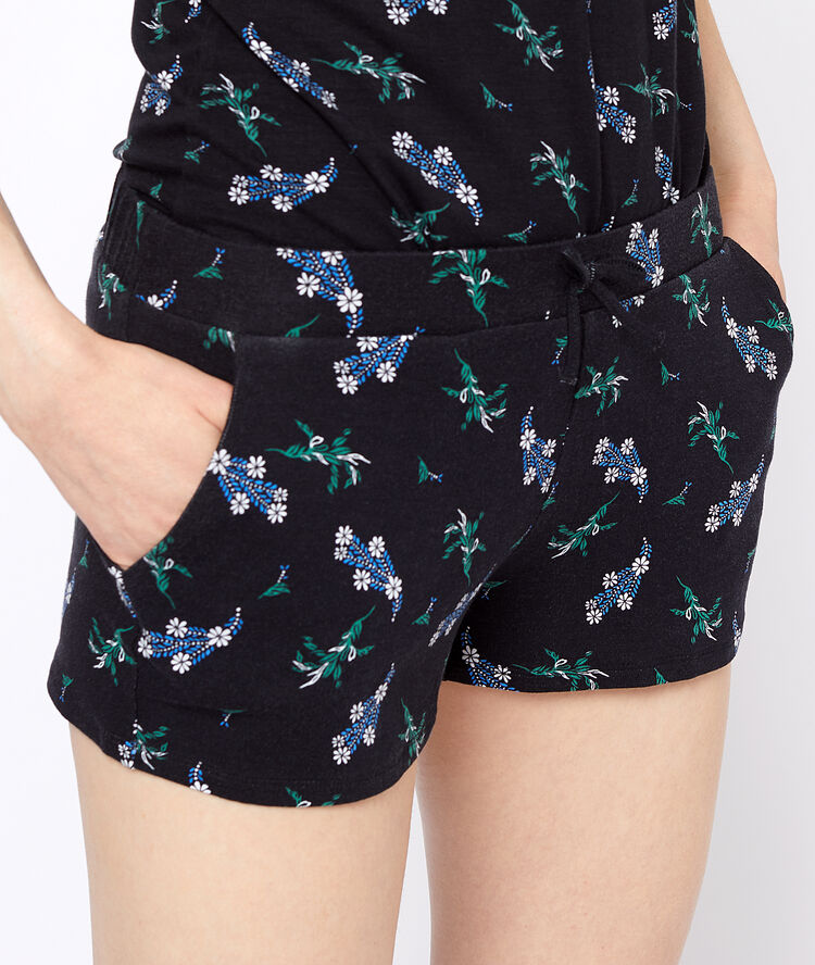 Short fleuri en viscose éco-responsable noir.