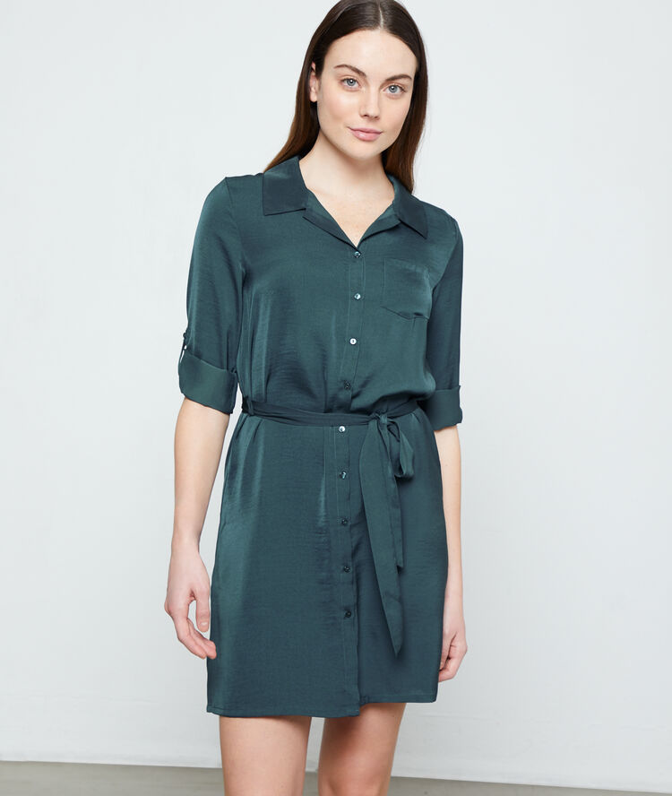 Chemise de nuit ceinturée vert.