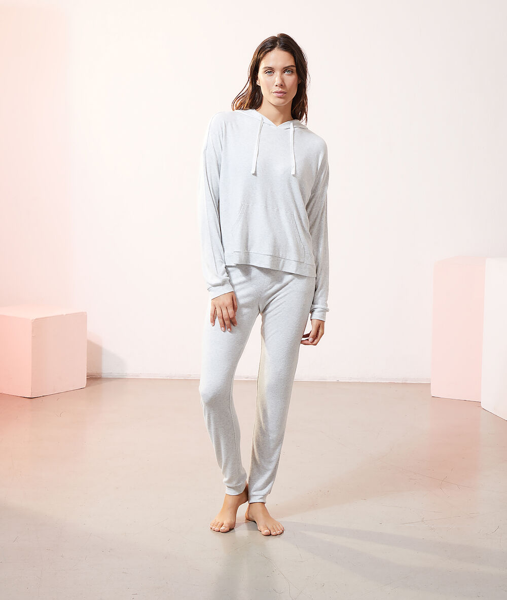 Pantalon de pyjama gris.