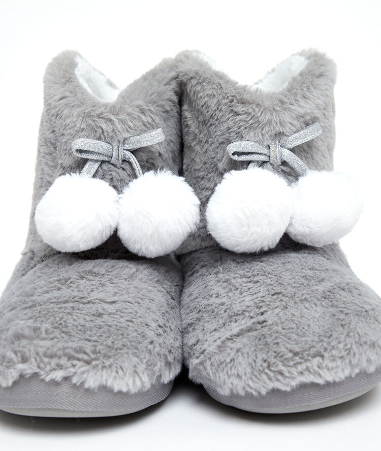 Chaussons bottines fourrées à pompons gris clair.