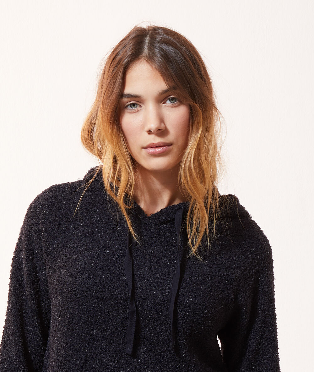 Sweatshirt en peluche noir.