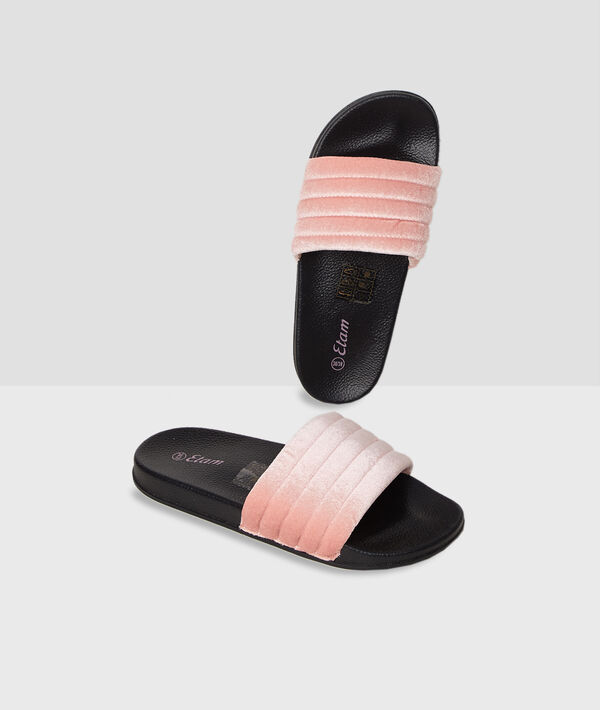 Chaussons ouverts molletonnés rose.