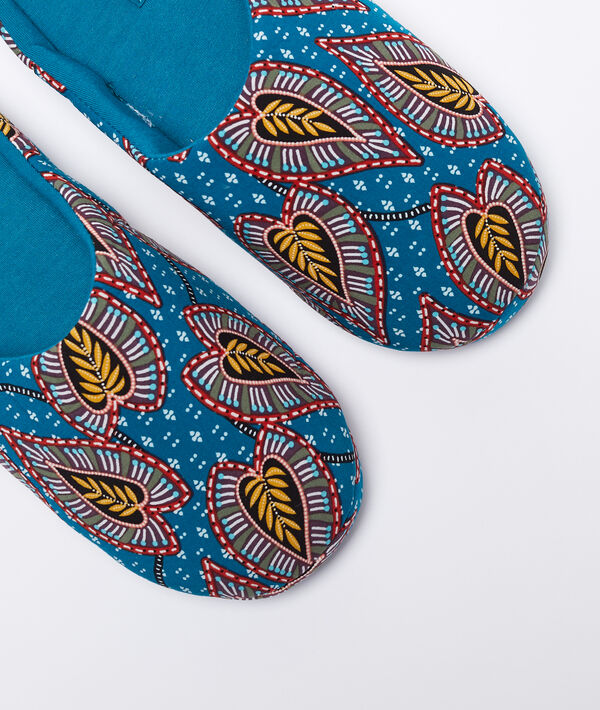 Chaussons imprimés bleu.