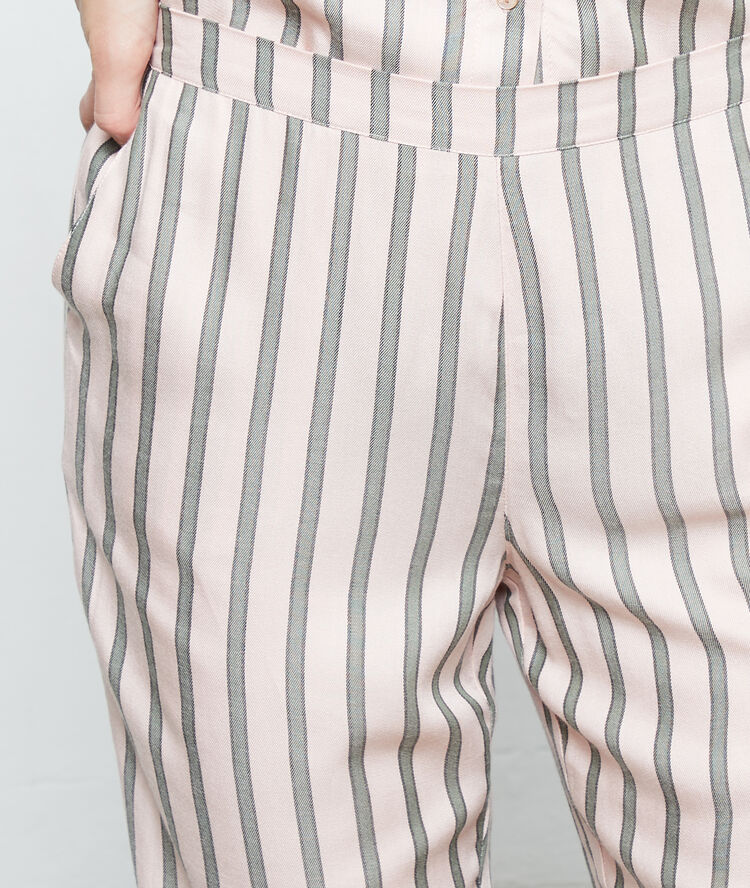 Pantalon rayé rose.