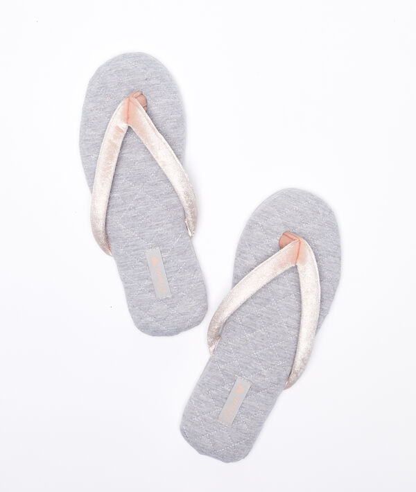 Tongs molleton et velours gris.