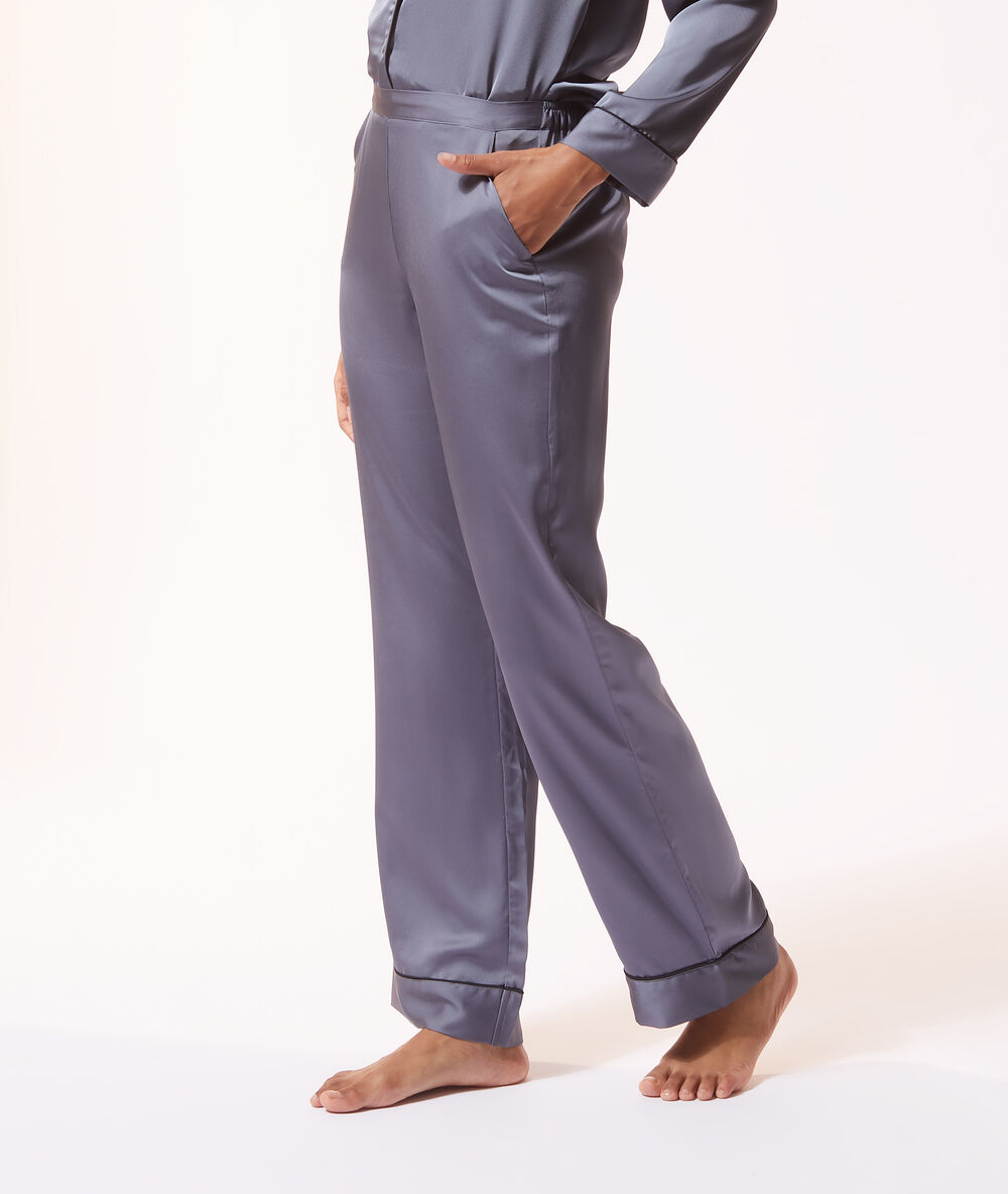 Pantalon de pyjama satiné bleu.