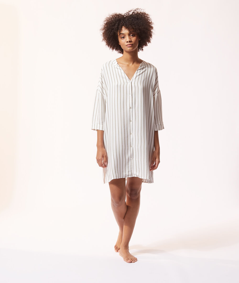 Chemise de nuit à boutons rayée ecru.