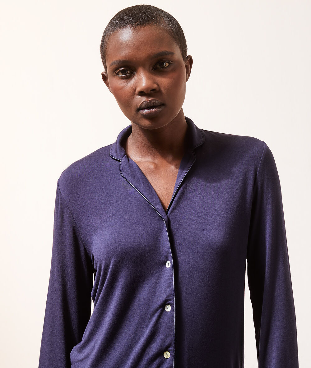 Chemise de pyjama marine.