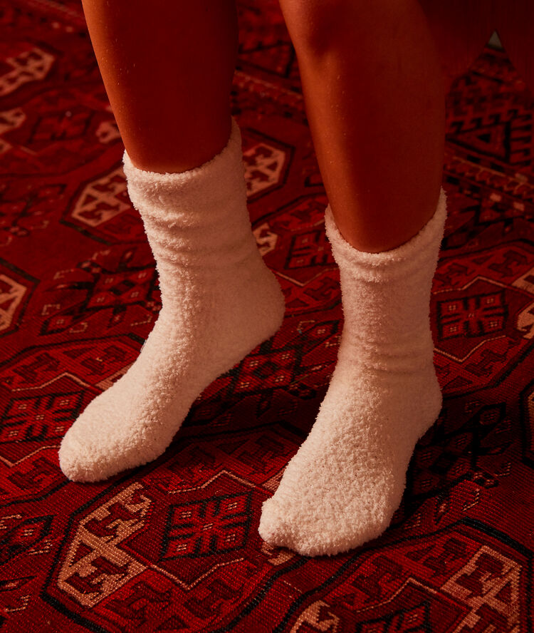 Coffret bonnet et chaussettes rose.