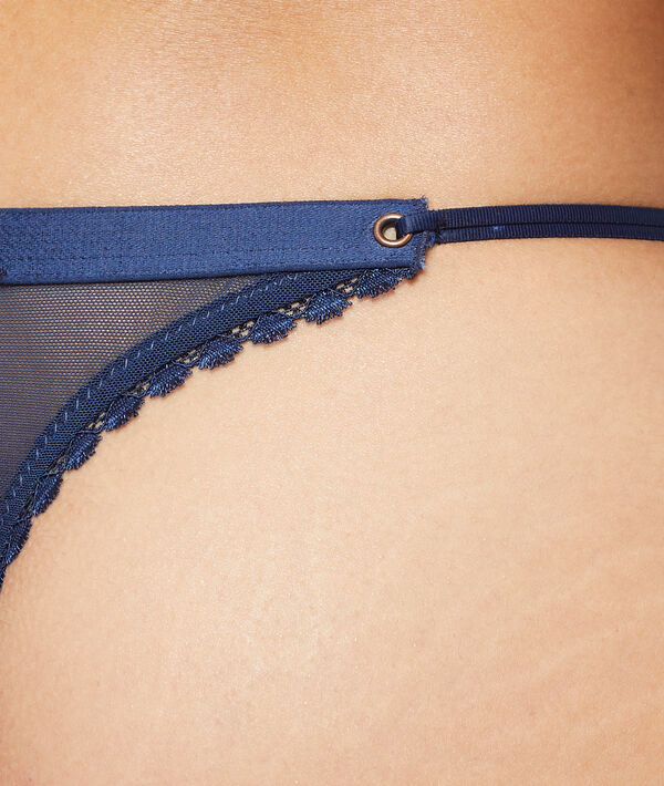 Tanga en dentelle florale bleu nuit.