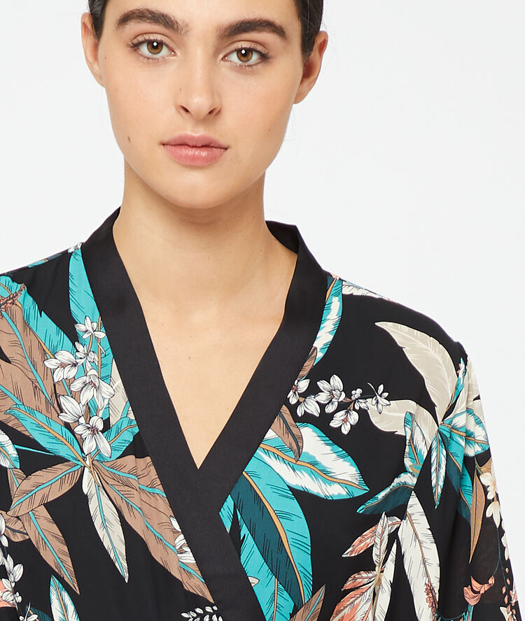 Kimono imprimé feuillage noir.