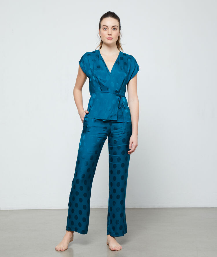 Chemise de pyjama à pois vert.