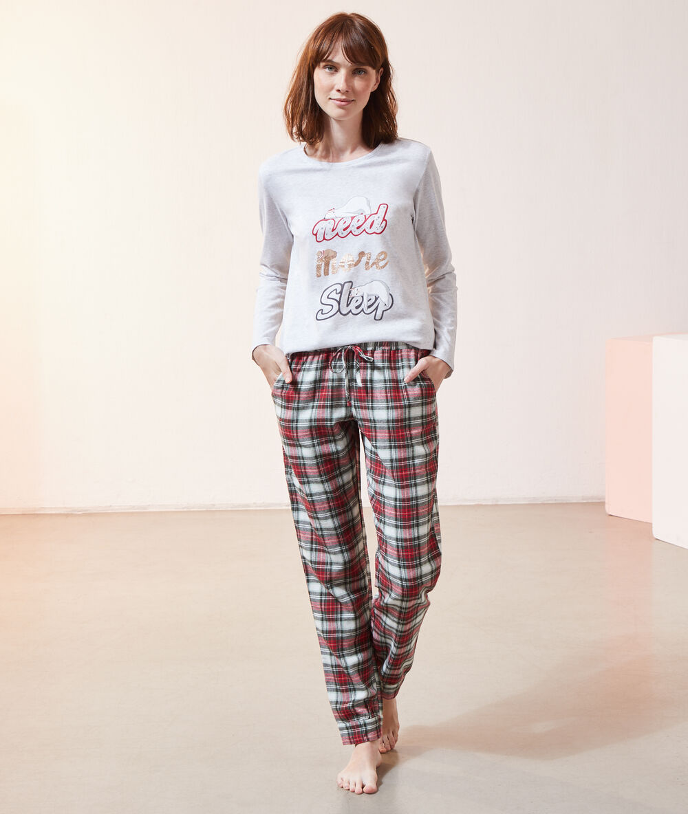 Pyjama 3 pièces "need more sleep", veste polaire rouge.