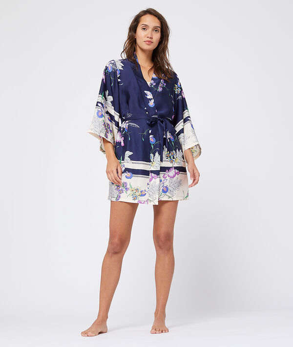 Kimono satiné imprimé fleuri bleu.