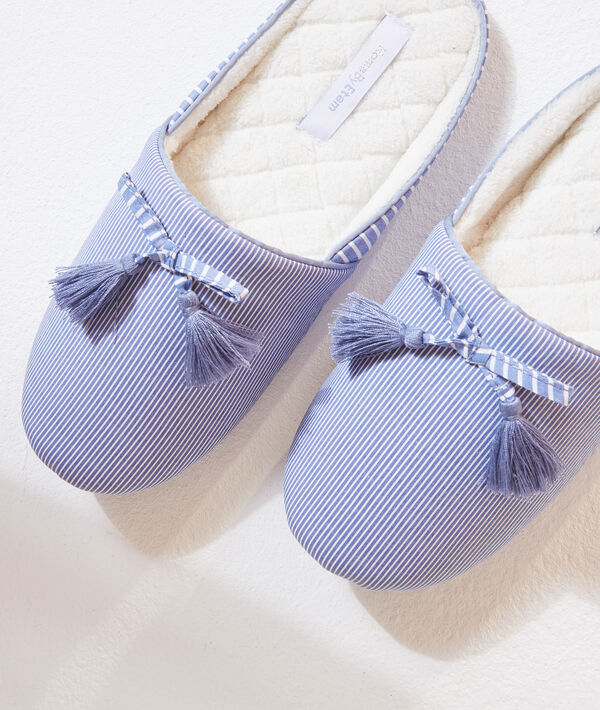 Chaussons mules à pompons Chaussons mules à pompons;${refinementColor}
