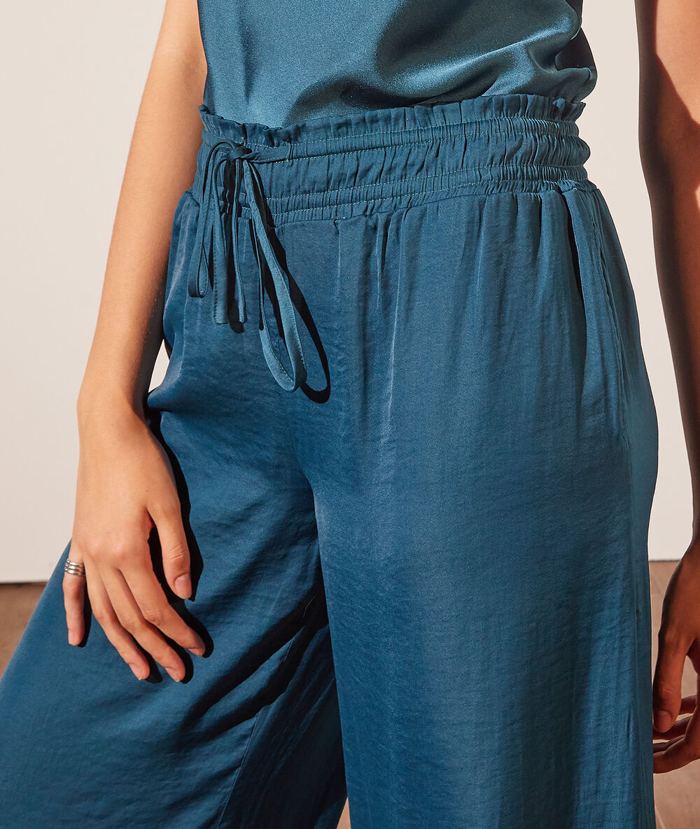 Pantalon de pyjama évasé vert.