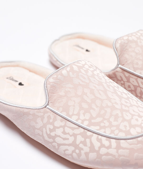 Mules satinées à imprimé léopard rose.