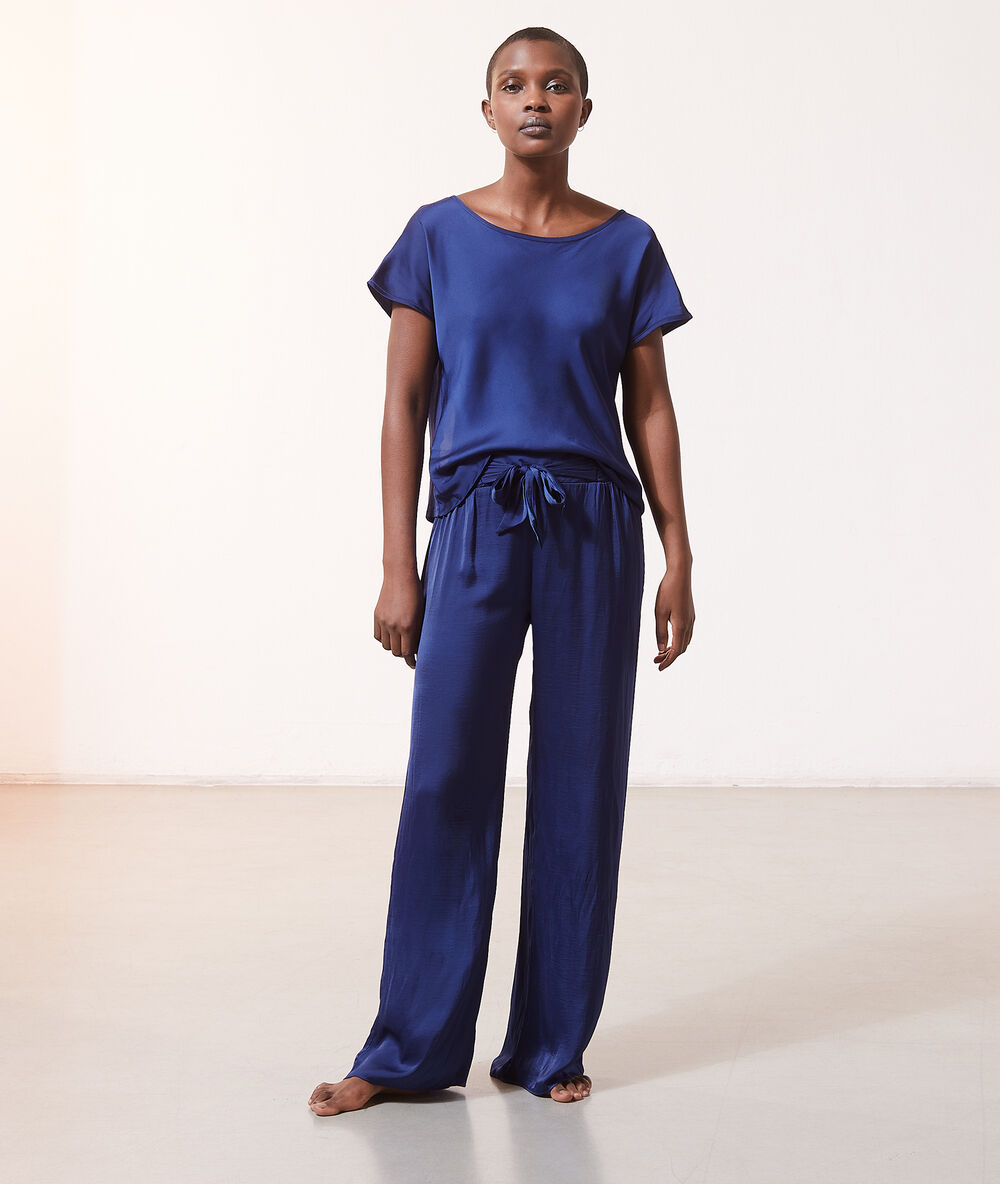 Top manches courtes satiné bleu vif.