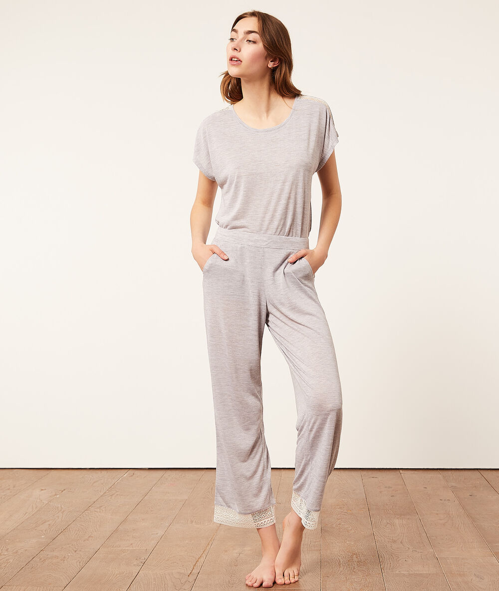 Pantalon de pyjama 7/8 gris clair.