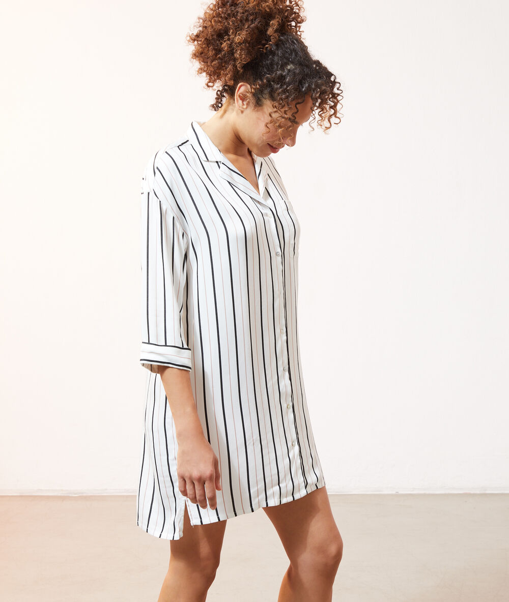 Chemise de nuit à rayures ecru.