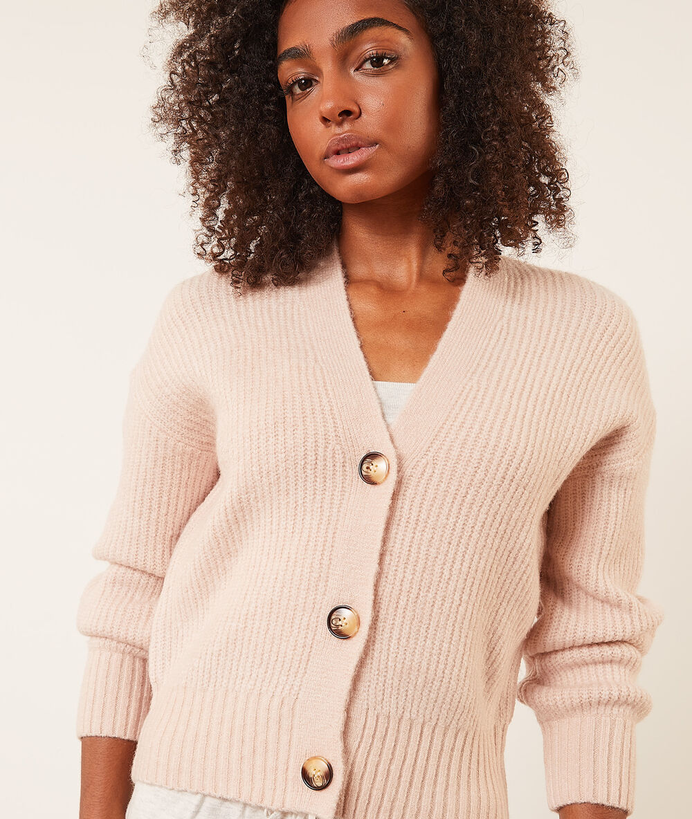 Gilet en maille marron.