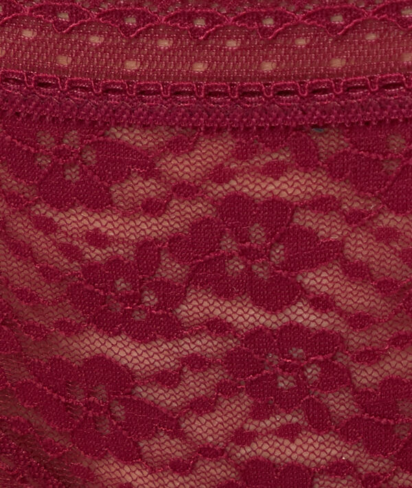 Tanga en dentelle prune.