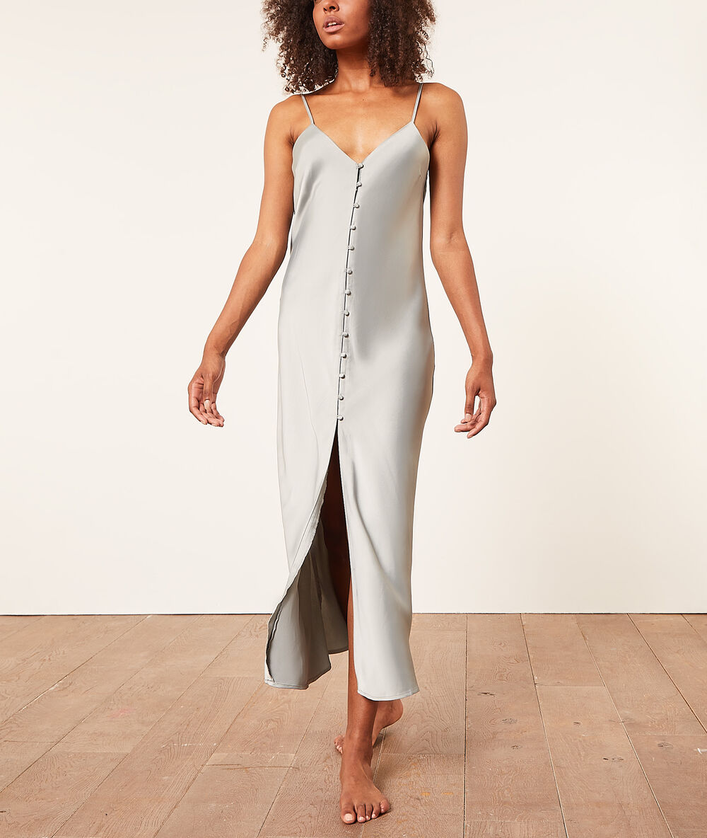 Nuisette longue satinée dos décolleté gris clair.