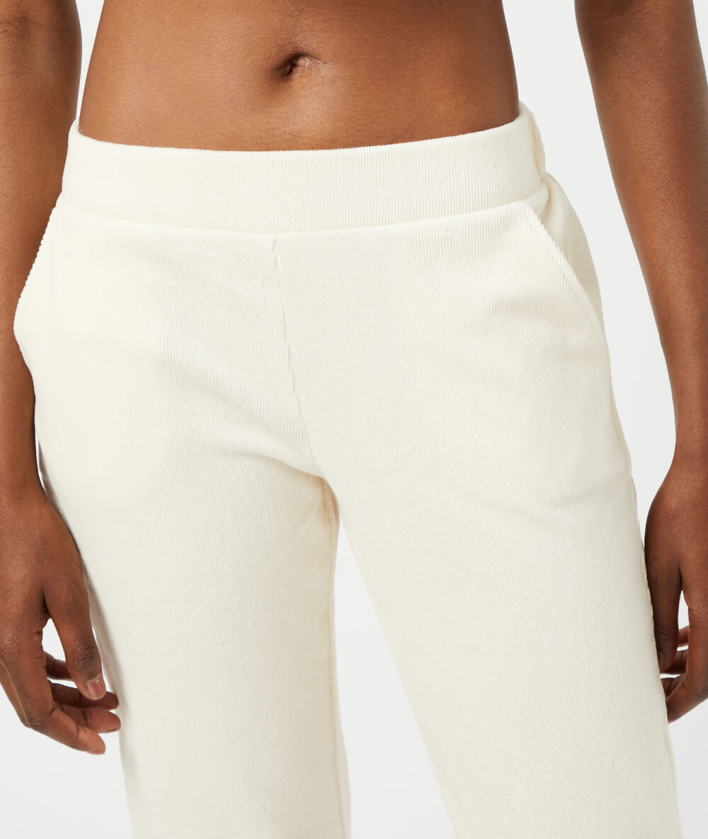 Pantalon côtelé ecru.