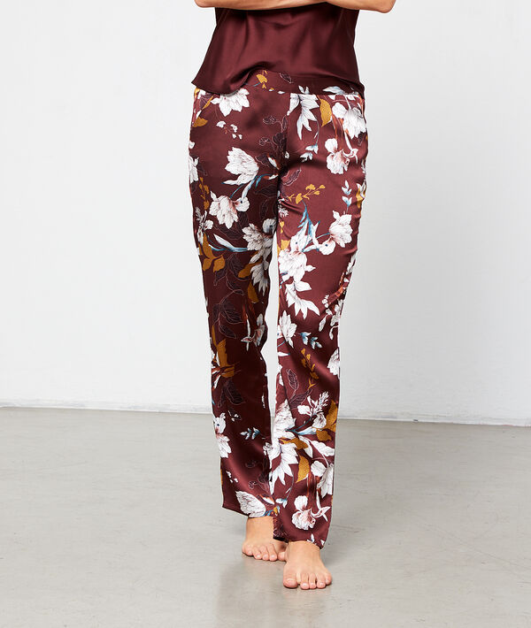 Pyjama 3 pièces satiné marron.