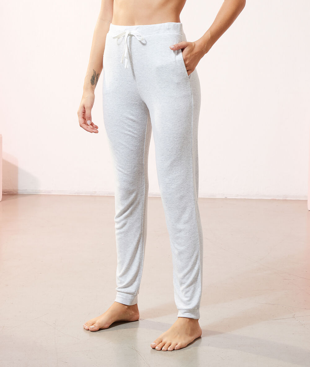 Pantalon de pyjama gris.
