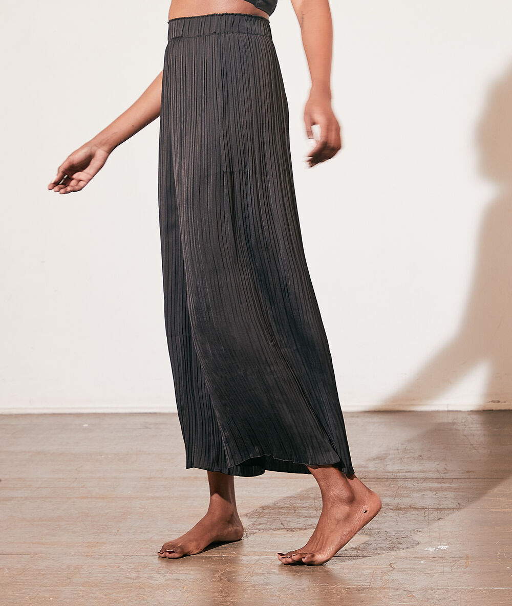 Pantalon de pyjama plissé noir.