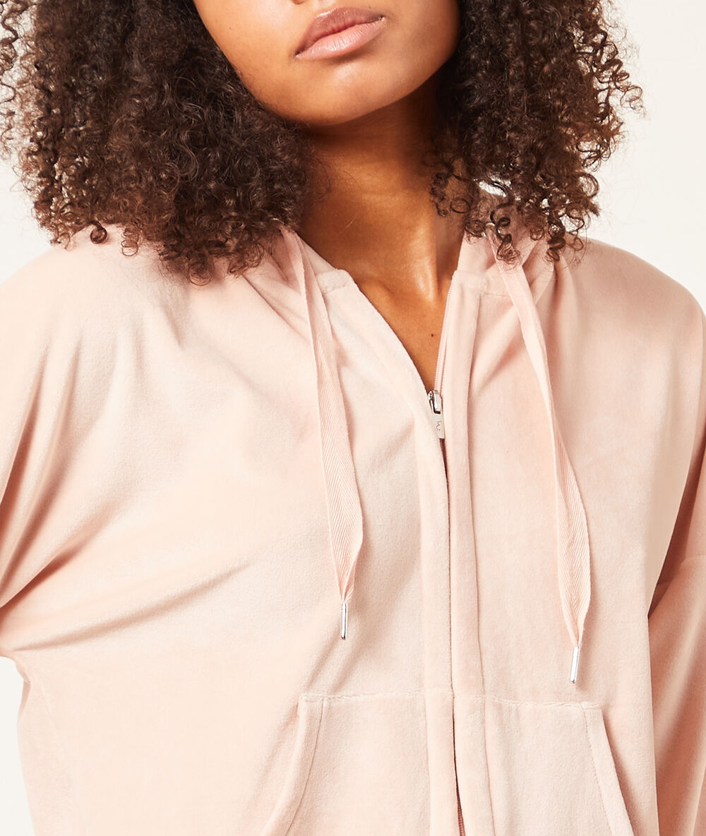 Sweat zippé à capuche rose poudre.