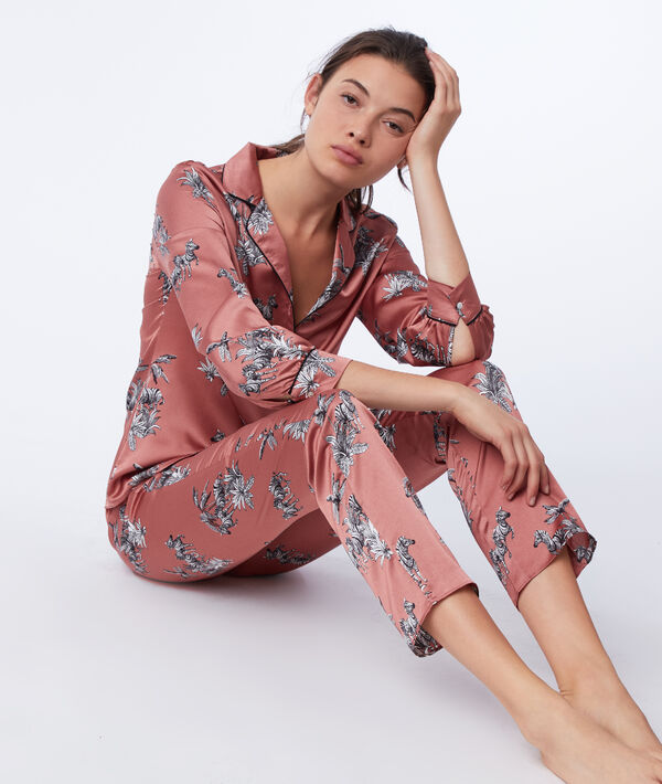 Chemise de pyjama imprimé zèbres rose.