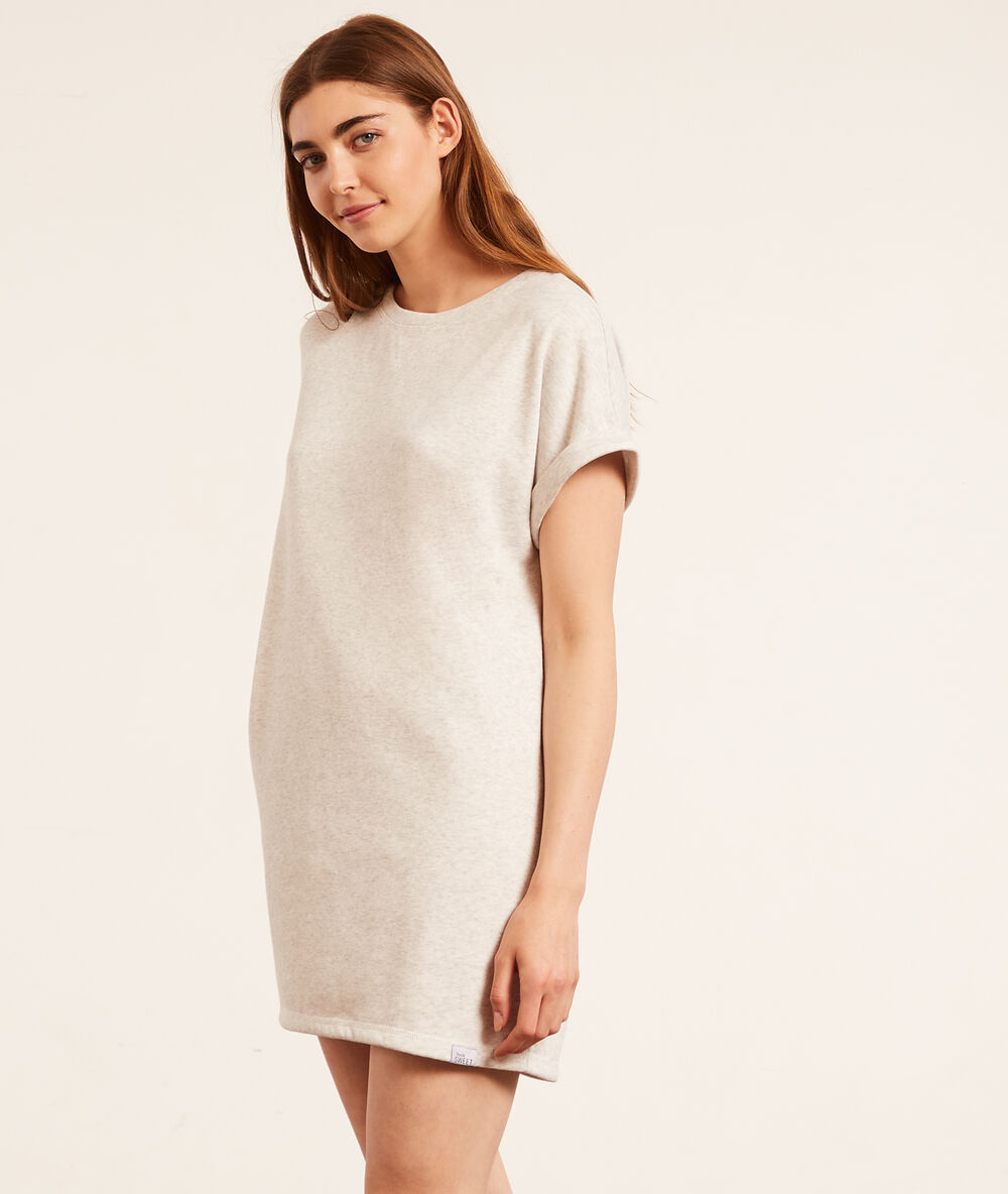 Chemise de nuit unie gris clair.