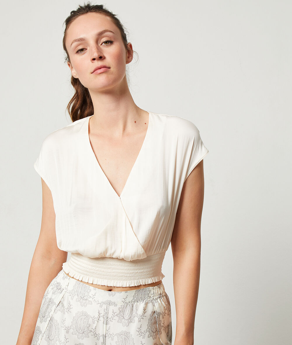 Top court satiné taille smockée ecru.