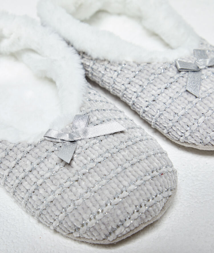 Chaussons fourrés façon tricot gris.
