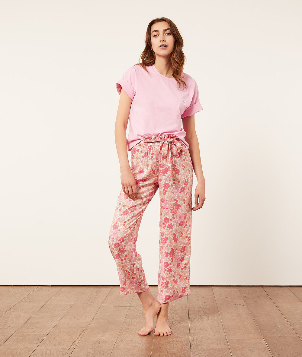 Pantalon de pyjama imprimé rose.