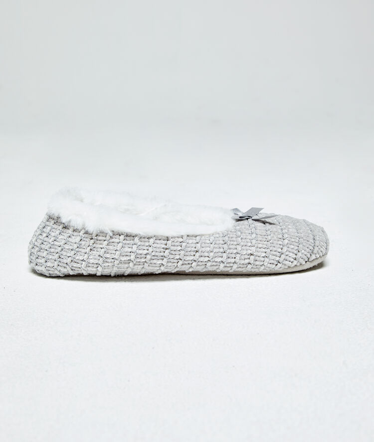 Chaussons fourrés façon tricot gris.