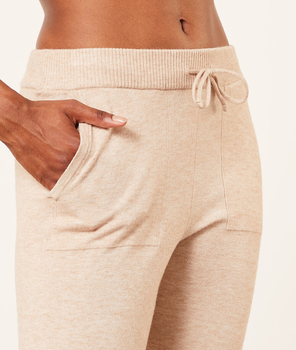 Pantalon jogger beige.