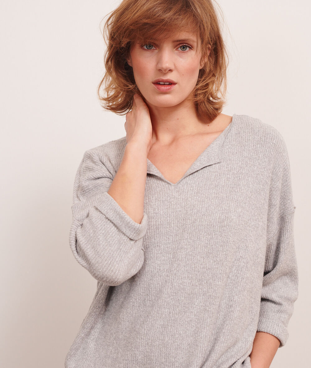 T-shirt manches longues côtelé gris.