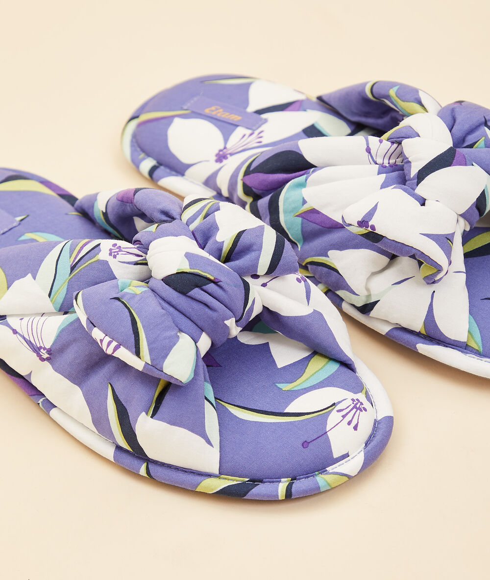Chaussons tongs avec noeud lilas.