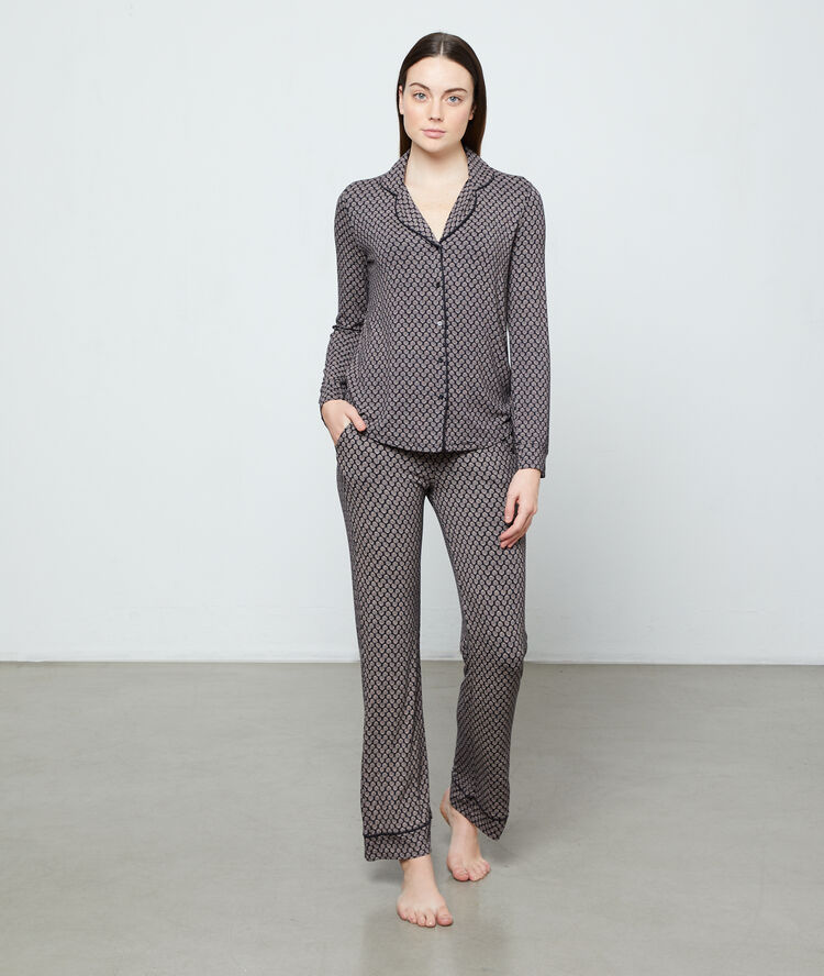 Chemise de pyjama noir.
